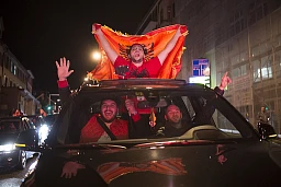 Les supporters de l'équipe nationale albanaise célèbrent la victoire 1-0 contre l'équipe roumaine lors du Championnat d'Europe de football 2016 dans le centre-ville de Saint-Gall. Les supporters de l'équipe nationale albanaise célèbrent la victoire 1-0 contre l'équipe roumaine lors du Championnat d'Europe de football 2016 dans le centre-ville de Saint-Gall.
