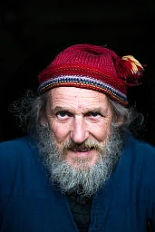 Armin Capaul è un agricoltore del Canton Grigioni che ora vive nel Giura e gestisce un'azienda agricola. Capaul auspica che il governo federale sostenga gli agricoltori che non decornano le loro mucche e capre. È l'ideatore dell'iniziativa "Mucca con le corna". Fotografato nella sua azienda agricola. Armin Capaul è un agricoltore del Canton Grigioni che ora vive nel Giura e gestisce un'azienda agricola. Capaul auspica che il governo federale sostenga gli agricoltori che non decornano le loro mucche e capre. È l'ideatore dell'iniziativa "Mucca con le corna". Fotografato nella sua azienda agricola.