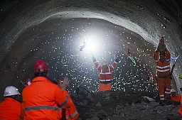 Camorino, 21 gennaio 2016 - Cerimonia per la caduta ultimo diaframma alla galleria di Base del Ceneri a Camorino, la gioia degli operai che superano la montagna di detriti con la statua protettrice di Santa Barbara Camorino, 21 gennaio 2016 - Cerimonia per la caduta ultimo diaframma alla galleria di Base del Ceneri a Camorino, la gioia degli operai che superano la montagna di detriti con la statua protettrice di Santa Barbara