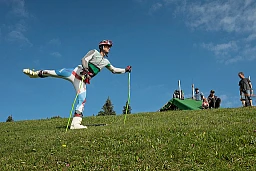 This year, the Swiss Grass Ski Association is celebrating its 40th anniversary. The Swiss Grass Ski Championships took place in Marbach (Entlebuch) on the weekend of September 10th and 11th. Races included slalom, giant slalom, and Super-G. Grass skis consist of a tracked system with wheels. The technique is similar to alpine skiing, but a larger surface area is needed in the finish area to allow for a smooth turn. Ideally, the grass should be 5-10 cm high. The youngest participant was 11 years old, and the oldest was 32. This year, the Swiss Grass Ski Association is celebrating its 40th anniversary. The Swiss Grass Ski Championships took place in Marbach (Entlebuch) on the weekend of September 10th and 11th. Races included slalom, giant slalom, and Super-G. Grass skis consist of a tracked system with wheels. The technique is similar to alpine skiing, but a larger surface area is needed in the finish area to allow for a smooth turn. Ideally, the grass should be 5-10 cm high. The youngest participant was 11 years old, and the oldest was 32.