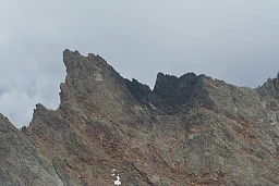 Ein dunkler Fleck am Grat des Hinter Tierberg zeigt die Stelle, wo die F/A-18 am Berg zerschellte. Ein dunkler Fleck am Grat des Hinter Tierberg zeigt die Stelle, wo die F/A-18 am Berg zerschellte.