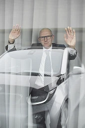 Andreas Burger, directeur d&#39;Auto-Schweiz, est photographié derrière une vitre, une voiture électrique (BMW i3) se reflétant dans le verre. La photo a été prise le 1er novembre 2016 à Auto-Schweiz, à Berne, lors d&#39;un entretien avec le journal Tagesanzeiger sur le thème de la mobilité électrique.