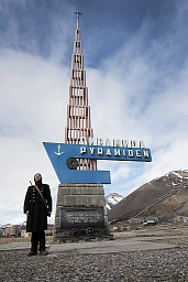 Pyramiden, Denys guide armé contre les ours polaires