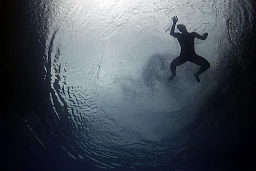 Jeux olympiques de Rio - Plongeon - Parc olympique - Rio de Janeiro, Brésil - 03/08/2016. Un plongeur américain est vu sous l&#39;eau lors d&#39;une séance d&#39;entraînement sur le site de plongeon olympique.
