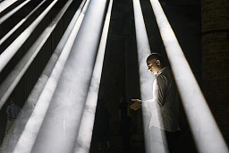 Le conseiller fédéral Alain Berset devant l'installation lumineuse « Transsolar » d'Anja Thierfelder à l'Arsenale lors de la 15e Biennale d'architecture de Venise Le conseiller fédéral Alain Berset devant l'installation lumineuse « Transsolar » d'Anja Thierfelder à l'Arsenale lors de la 15e Biennale d'architecture de Venise