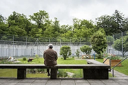 Le détenu M. B. est assis dans le jardin de la prison.