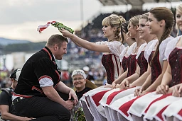 Il lottatore bernese Matthias Glarner sarà incoronato nuovo re della lotta svizzera da una dama onoraria alla Festa federale svizzera di lotta svizzera e di lotta alpina (ESAF) Estavayer2016 a Payerne, domenica 28 agosto 2016.