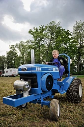 Il n'y a pas d'âge pour le tracteur-pulling. Les gosses concourent sur des tondeuses à gazon modifiées. Il n'y a pas d'âge pour le tracteur-pulling. Les gosses concourent sur des tondeuses à gazon modifiées.