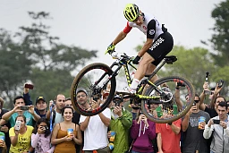 Le médaillé d'or suisse Nino Schurter participe à l'épreuve masculine de VTT cross-country au Centre de VTT de Deodoro, lors des Jeux olympiques d'été de Rio 2016 à Rio de Janeiro, au Brésil, le dimanche 21 août 2016. (KEYSTONE/Laurent Gillieron) Le médaillé d'or suisse Nino Schurter participe à l'épreuve masculine de VTT cross-country au Centre de VTT de Deodoro, lors des Jeux olympiques d'été de Rio 2016 à Rio de Janeiro, au Brésil, le dimanche 21 août 2016. (KEYSTONE/Laurent Gillieron)