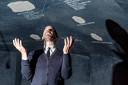 Adrian Notz è il direttore del Cabaret Voltaire di Zurigo. Adrian Notz è il direttore del Cabaret Voltaire di Zurigo.