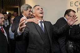 Le secrétaire d'État américain John Kerry (à gauche) plaisante avec le ministre suisse des Affaires étrangères Didier Burkhalter (à droite) lors d'une rencontre bilatérale à la 46e réunion annuelle du Forum économique mondial (FEM) à Davos, en Suisse, le jeudi 21 janvier 2016.