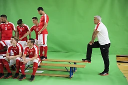 L&#39;allenatore della nazionale svizzera di calcio Vladimir Petkovic, a destra, e i giocatori di calcio svizzeri partecipano a un servizio fotografico della nazionale svizzera di calcio, a Lugano, Svizzera, mercoledì 1 giugno 2016. La nazionale svizzera di calcio si prepara per il campionato di calcio UEFA EURO 2016 in Francia.