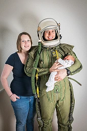 Steve Schild mit Freundin Corinna Küttel mit Ihrer gemeinsamen Tochter Zuhause im Kinderzimmer Elgg (ZH) Steve Schild mit Freundin Corinna Küttel mit Ihrer gemeinsamen Tochter Zuhause im Kinderzimmer Elgg (ZH)