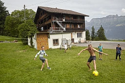 30 Jahre nach dem Super-GAU in Tschernobyl reisen immer noch Kinder aus der strahlenbelasteten Umgebung zur Erholung in die Schweiz. Eine Reportage aus dem Ferienlager auf den Flumserbergen im Juli 2016. 30 Jahre nach dem Super-GAU in Tschernobyl reisen immer noch Kinder aus der strahlenbelasteten Umgebung zur Erholung in die Schweiz. Eine Reportage aus dem Ferienlager auf den Flumserbergen im Juli 2016.