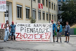 Lavoratori polacchi protestano fuori dagli uffici della società Alpen Peak a Ste Croix Lavoratori polacchi protestano fuori dagli uffici della società Alpen Peak a Ste Croix