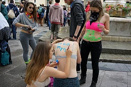 Quatre cents personnes, la plupart des jeunes femmes, ont manifesté à Genève pour dénoncer les violences sexistes et sexuelles.