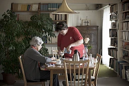 Rita Portik bei der Arbeit in der Schweiz: Sie bereitet das Frühstück und isst zusammen mit ihrer betreuten Frau.