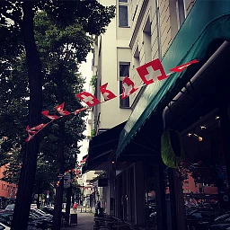 Überall wehen Schweizer Flaggen. Ein Berliner Viertel ist in Feierlaune. Erinnerungen an einen Abend. „Wir haben gerade den 1. August auf unserer Straße gefeiert“, erklärt ein Ladenbesitzer.