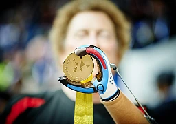 Robert Radocy, des Pays-Bas, brandit sa médaille d'or après avoir remporté l'or lors de la finale de l'épreuve de prothèse de bras le 8 octobre 2016 à Kloten, Zurich, au Championnat de cybathlon Robert Radocy, des Pays-Bas, brandit sa médaille d'or après avoir remporté l'or lors de la finale de l'épreuve de prothèse de bras le 8 octobre 2016 à Kloten, Zurich, au Championnat de cybathlon