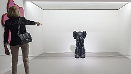 Das Kunstwerk „Companion“ (2016) des amerikanischen Künstlers Brian Donnelly alias Kaws ist seit Dienstag, dem 14. Juni 2016, auf der internationalen Kunstmesse Art Basel in Basel, Schweiz, zu sehen. Die Ausstellung ist in acht Bereiche gegliedert, die ein breites Spektrum künstlerischer Medien umfassen, darunter Malerei, Skulptur, Installationen, Film und Video, Multiples, Druckgrafik, Fotografie und Live-Performance. Die Art Basel ist vom 16. bis 19. Juni 2016 für die Öffentlichkeit zugänglich. (KEYSTONE/Georgios Kefalas)