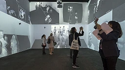 L'opera "Zoom Pavillon" (2015) dell'artista messicano-canadese Rafael Lozano-Hemmer e dell'artista polacco-canadese Krzysztof Wodiczko è in mostra alla mostra Unlimited, nell'ambito della fiera internazionale d'arte Art Basel, a Basilea, in Svizzera, giovedì 16 giugno 2016. Unlimited è la piattaforma espositiva di Art Basel per progetti che trascendono i limiti di un classico stand fieristico, tra cui sculture e dipinti di grandi dimensioni, proiezioni video, installazioni di grandi dimensioni e performance dal vivo. Unlimited è curata dal curatore newyorkese Gianni Jetzer. La mostra di Art Basel è aperta al pubblico dal 16 al 19 giugno 2016. (KEYSTONE/Georgios Kefalas) L'opera "Zoom Pavillon" (2015) dell'artista messicano-canadese Rafael Lozano-Hemmer e dell'artista polacco-canadese Krzysztof Wodiczko è in mostra alla mostra Unlimited, nell'ambito della fiera internazionale d'arte Art Basel, a Basilea, in Svizzera, giovedì 16 giugno 2016. Unlimited è la piattaforma espositiva di Art Basel per progetti che trascendono i limiti di un classico stand fieristico, tra cui sculture e dipinti di grandi dimensioni, proiezioni video, installazioni di grandi dimensioni e performance dal vivo. Unlimited è curata dal curatore newyorkese Gianni Jetzer. La mostra di Art Basel è aperta al pubblico dal 16 al 19 giugno 2016. (KEYSTONE/Georgios Kefalas)