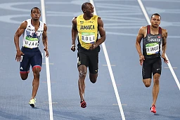 Il britannico Chijindu Ujah, il giamaicano Usain Bolt e il canadese André de Grasse, da sinistra, gareggiano durante le semifinali maschili dei 100 metri delle gare di atletica leggera dei Giochi Olimpici di Rio 2016 allo Stadio Olimpico di Rio de Janeiro, Brasile, 14 agosto 2016. (KEYSTONE/Peter Klaunzer)