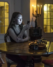Serie sur la relation des adolescents avec leurs téléphones. Amoureuse,
Hannah a troqué
les selfies en
masse pour des
centaines de clichés
de l’élu de
son coeur. Sur
son iPhone 5SE,
16 gigas, la
mémoire est
bientôt remplie
par quelque
4000 photos.
«J’ai toute ma
vie là-dessus»,
s’exclame-t-elle.
Du coup, hors
de question
pour la jeune
violoniste de
donner son
code à son père:
«Un iPhone,
c’est privé!» Serie sur la relation des adolescents avec leurs téléphones. Amoureuse,
Hannah a troqué
les selfies en
masse pour des
centaines de clichés
de l’élu de
son coeur. Sur
son iPhone 5SE,
16 gigas, la
mémoire est
bientôt remplie
par quelque
4000 photos.
«J’ai toute ma
vie là-dessus»,
s’exclame-t-elle.
Du coup, hors
de question
pour la jeune
violoniste de
donner son
code à son père:
«Un iPhone,
c’est privé!»
