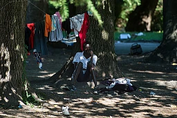 Como (Italia): emergenza migranti. Nella foto migrante riposa sotto un albero nel parco adiacenta la stazione ferroviaria. © Ti-Press / Francesca Agosta Como (Italia): emergenza migranti. Nella foto migrante riposa sotto un albero nel parco adiacenta la stazione ferroviaria. © Ti-Press / Francesca Agosta