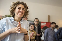 Centro Culturale Progr, Berna, 28 febbraio 2016. Flavia Kleiner, co-presidente di Operazione Libero, attende i risultati del voto sull'iniziativa DSI. Foto: Daniel Rihs / 13 Photo Centro Culturale Progr, Berna, 28 febbraio 2016. Flavia Kleiner, co-presidente di Operazione Libero, attende i risultati del voto sull'iniziativa DSI. Foto: Daniel Rihs / 13 Photo
