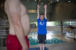 Coach Dmytro Ostapenko macht es vor: Ein Sprung erfordert Körperspannung und Konzentration.