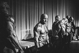 Concentration et derniers exercices avec l'élastique avant la grande représentation Concentration et derniers exercices avec l'élastique avant la grande représentation