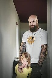 Kilian Tellenbach with his eldest daughter at his home. Kilian received one day of paternity leave for each of his three children. Today he cares for his children three days a week. Kilian Tellenbach with his eldest daughter at his home. Kilian received one day of paternity leave for each of his three children. Today he cares for his children three days a week.