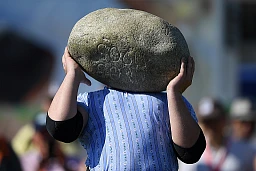 Alla Festa nazionale svizzera di lotta mista a Estavayer-le-Lac, un lanciatore di pietre solleva la pietra di Unspunnen (83,5 kg) prima del lancio. © Valeriano Di Domenico