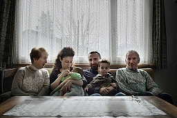 Marie-Theres Kaufmann (à l'extrême gauche) et son mari Alois Kaufmann (à l'extrême droite) ont accueilli au printemps 2015 la famille de réfugiés syriens composée de Merna Ablahad (deuxième à partir de la gauche), son mari Milad Kurie et leurs enfants Elias (à gauche) et Lucas. Ils furent la première famille de Suisse alémanique et la deuxième de Suisse tout entière à accueillir des réfugiés. La famille de réfugiés vit à l'étage, dans les anciennes chambres des enfants désormais adultes de la famille Kaufmann. Photo prise le 8 février 2016 à Sins/AG. Marie-Theres Kaufmann (à l'extrême gauche) et son mari Alois Kaufmann (à l'extrême droite) ont accueilli au printemps 2015 la famille de réfugiés syriens composée de Merna Ablahad (deuxième à partir de la gauche), son mari Milad Kurie et leurs enfants Elias (à gauche) et Lucas. Ils furent la première famille de Suisse alémanique et la deuxième de Suisse tout entière à accueillir des réfugiés. La famille de réfugiés vit à l'étage, dans les anciennes chambres des enfants désormais adultes de la famille Kaufmann. Photo prise le 8 février 2016 à Sins/AG.