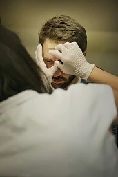 L'assistente di farmacia Erika Leonardo cura un giovane che ha riportato tagli al volto in un incidente. Fotografata il 29 maggio 2016 alla stazione centrale di Zurigo. L'assistente di farmacia Erika Leonardo cura un giovane che ha riportato tagli al volto in un incidente. Fotografata il 29 maggio 2016 alla stazione centrale di Zurigo.