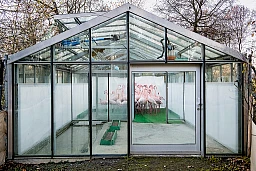 Des flamants roses sont gardés dans une serre afin de réduire les risques de grippe aviaire au zoo de Daehlhoelzli, à Berne, le jeudi 17 novembre 2016. Le gouvernement fédéral a renforcé les mesures de protection contre la grippe aviaire. Il est désormais interdit aux volailles, aux oiseaux aquatiques et aux oiseaux terrestres d'entrer en contact avec les oiseaux sauvages et leurs déjections. (KEYSTONE/Anthony Anex) Des flamants roses sont gardés dans une serre afin de réduire les risques de grippe aviaire au zoo de Daehlhoelzli, à Berne, le jeudi 17 novembre 2016. Le gouvernement fédéral a renforcé les mesures de protection contre la grippe aviaire. Il est désormais interdit aux volailles, aux oiseaux aquatiques et aux oiseaux terrestres d'entrer en contact avec les oiseaux sauvages et leurs déjections. (KEYSTONE/Anthony Anex)