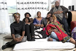 Dopo la morte di un congolese ucciso da un agente di polizia, la famiglia parla. Leontine Ewalla, l'ex moglie; Nene Masonge, la zia; Selene, la sorella; Nicole Mandundu, la madre; Naomie Mpungo, la sorella; e Willy Mandundu, il padre della vittima. Dopo la morte di un congolese ucciso da un agente di polizia, la famiglia parla. Leontine Ewalla, l'ex moglie; Nene Masonge, la zia; Selene, la sorella; Nicole Mandundu, la madre; Naomie Mpungo, la sorella; e Willy Mandundu, il padre della vittima.