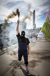 The water battle on the Dreirosen Bridge is announced with smoke bombs.