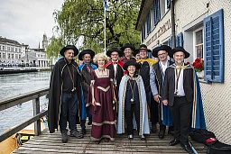 ZURICH, le 13 juillet 2016 Une promenade en bateau sur la Limmat jusqu'à Strasbourg : toute la municipalité est à bord. Photo de groupe de gauche à droite : Filippo Leutenegger, Richard Wolff, Corine Mauch, Gerold Lauber, Daniel Leupi, Claudia Nielsen, Andres Türler, Raphael Golta, André Odermatt