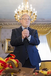 Johann Schneider-Ammann, Presidente della Confederazione Svizzera, posa davanti al tradizionale calderone rotto dell&#39;Escalade durante la festa dell&#39;Escalade, domenica 11 dicembre 2016 a Ginevra. La festa dell&#39;Escalade commemora la vittoria dei ginevrini sulle truppe di Carlo Emanuele I, Duca di Savoia, nella notte tra l&#39;11 e il 12 dicembre 1602.