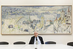 Daniel Brélaz, sindaco di Losanna e membro del Consiglio Nazionale, in piedi davanti a un dipinto raffigurante la città di Losanna e il Lago di Ginevra. Lunedì 8 febbraio 2016, presso il Municipio in Place de la Palud a Losanna. Daniel Brélaz si dimetterà a fine giugno 2016 dopo 15 anni come sindaco e 26 anni e mezzo nel consiglio comunale di Losanna. (KEYSTONE/Cyril Zingaro) Daniel Brélaz, sindaco di Losanna e membro del Consiglio Nazionale, in piedi davanti a un dipinto raffigurante la città di Losanna e il Lago di Ginevra. Lunedì 8 febbraio 2016, presso il Municipio in Place de la Palud a Losanna. Daniel Brélaz si dimetterà a fine giugno 2016 dopo 15 anni come sindaco e 26 anni e mezzo nel consiglio comunale di Losanna. (KEYSTONE/Cyril Zingaro)