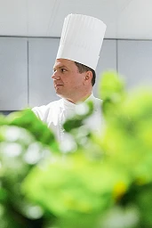 Le cuisinier Franck Giovannini, lors de la journee d'ouverture de la semaine nationale du goût jeudi 15 septembre 2016 dans la cuisine du Restaurant de l'Hotel de Ville a Crissier. (KEYSTONE/Cyril Zingaro) Le cuisinier Franck Giovannini, lors de la journee d'ouverture de la semaine nationale du goût jeudi 15 septembre 2016 dans la cuisine du Restaurant de l'Hotel de Ville a Crissier. (KEYSTONE/Cyril Zingaro)