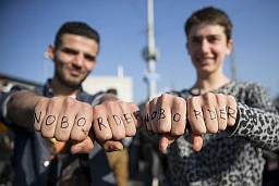 Le persone coinvolte nella manifestazione &quot;Here to Stay&quot;, Solidarite sans frontières e altre organizzazioni della società civile e dei migranti, sabato 19 marzo 2016 a Oerlikon. (KEYSTONE/Cyril Zingaro)