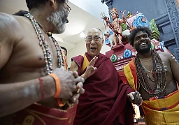 Il Dalai Lama visita il tempio indù nella Casa delle Religioni a Berna.