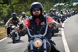 Les Hells Angels ont fait le déplacement de Zurich au Valais pour « Retour aux sources », le rassemblement suprême des clubs de motards suisses. Plus de 300 motards ont participé à l'événement, interprétant le code de la route avec une certaine liberté. Les Hells Angels ont fait le déplacement de Zurich au Valais pour « Retour aux sources », le rassemblement suprême des clubs de motards suisses. Plus de 300 motards ont participé à l'événement, interprétant le code de la route avec une certaine liberté.