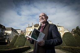 Thierry Beguin pose devant l'Hotel DuPeyrou a l'occasion de la sortie de son livre "Mémoires imparfaits". Neuchâtel, le 05.02.2016 Photo : Lucas Vuitel
