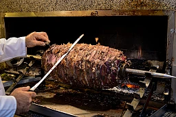 Im Holzofen gegarter Kebab Im Holzofen gegarter Kebab