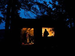 In einer eiskalten Januarnacht suchen Flüchtlinge in einer verlassenen Hütte nahe Idomeni Schutz vor der Kälte.