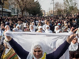 Migliaia di persone stanno manifestando a Diyarbakir, la capitale non ufficiale dei curdi in Turchia