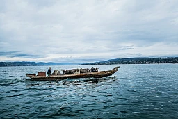 Bauer Josef Häcki bringt jeden Frühling und Herbst einen Teil seiner Rinder mit dem Schiff auf die Insel Ufenau, wo sie einige Wochen weiden bevor  sie auf die Alp gehen. Der Weidegang per Fährboot ist einzigartig in der Schweiz.

Überfahrt auf die Insel Ufenau.

Insel Ufenau, Pfäffikon SZ, 
15. April 2016